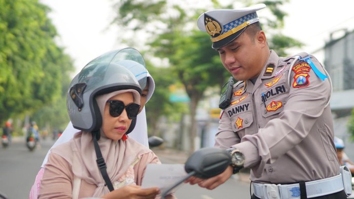 Edukasi keselamatan berkendara dilakukan oleh polisi di Lamongan.