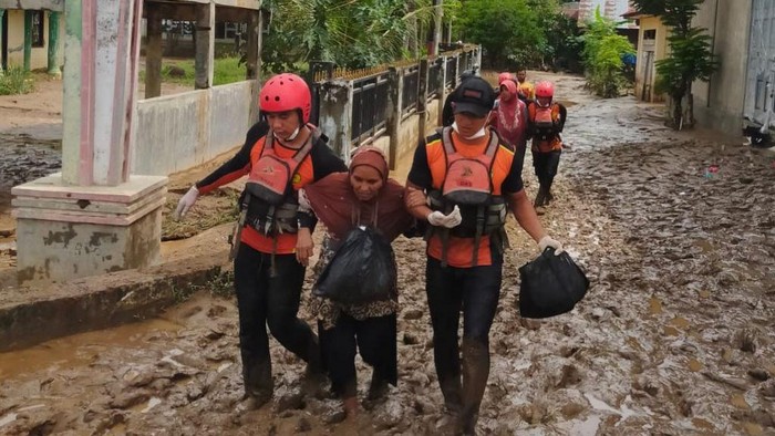 Evakuasi warga terjebak banjir di Pidie Jaya, Aceh. (Istimewa)