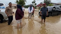 2 Hari Terjebak Banjir, Istri Gubernur Aceh Menginap di SPBU