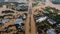 Di Hat Yai, banjir telah mencapai ketinggian 2,5 meter dan merendam rumah-rumah serta jalanan. Foto-foto menunjukkan seluruh jalan terendam air, rumah-rumah setengah terendam, dan kru darurat di atas perahu menyelamatkan warga serta mengirimkan bantuan. Foto: REUTERS/Athit Perawongmetha