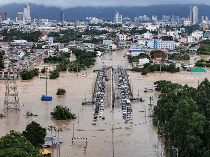 A drone view shows cars parked on a bridge to escape floodwaters in a flooded area in Hat Yai district, affected by heavy rainfall, which has impacted 10 provinces in southern Thailand and have killed several people, in Songkhla province, Thailand, November 25, 2025. REUTERS/Weerapong Narongkul     TPX IMAGES OF THE DAY