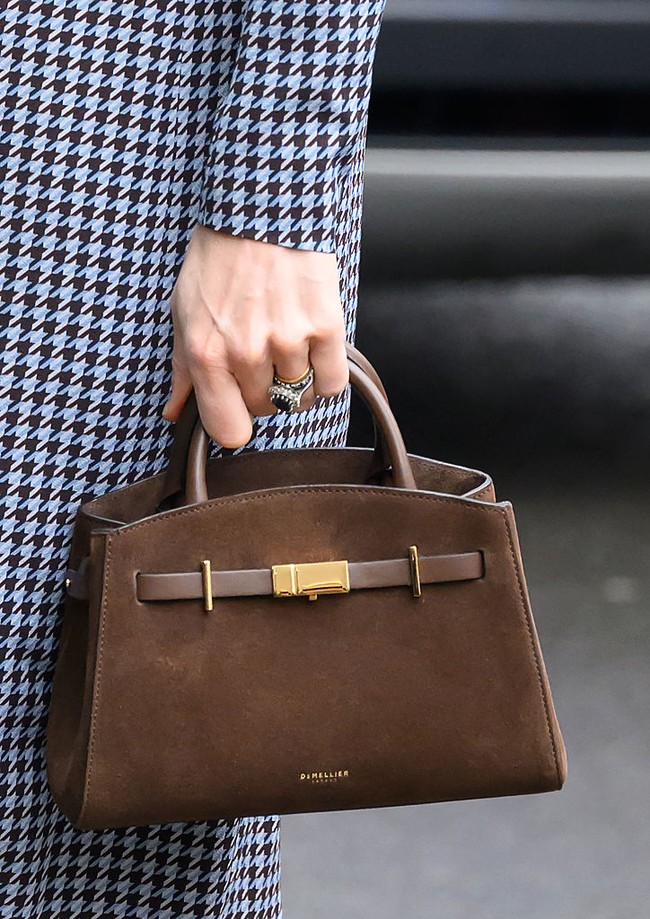 Gaya recycling Kate tetap terasa fresh berkat kehadiran aksesori baru, yakni tas DeMellier model The Small Hudson Handbag berbahan suede mocha. Tas baru seharga US$ 525 atau sekitar Rp 8,7 juta ini memiliki pegangan atas dan kunci berlapis emas yang mempercantik tampilan klasiknya yang elegan. (Foto: Karwai Tang/WireImage)