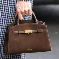 Gaya recycling Kate tetap terasa fresh berkat kehadiran aksesori baru, yakni tas DeMellier model The Small Hudson Handbag berbahan suede mocha. Tas baru seharga US$ 525 atau sekitar Rp 8,7 juta ini memiliki pegangan atas dan kunci berlapis emas yang mempercantik tampilan klasiknya yang elegan. (Foto: Karwai Tang/WireImage)