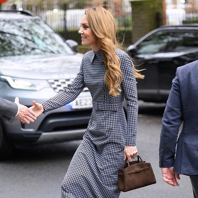 Foto: Gaya Recycling Terbaru Kate Middleton, Baju Houndstooth Dipadu Tas Baru
