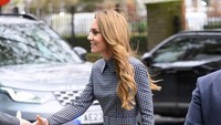 Foto: Gaya Recycling Terbaru Kate Middleton, Baju Houndstooth Dipadu Tas Baru