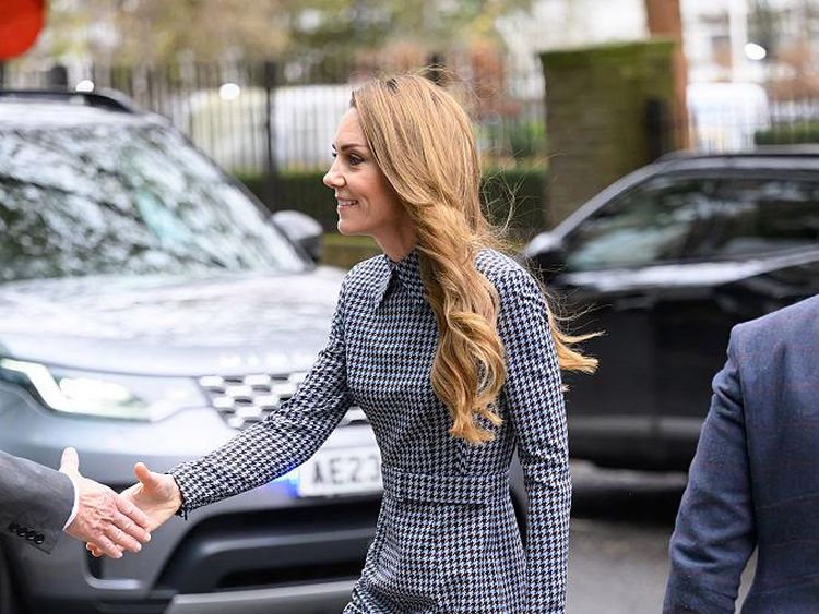 Foto: Gaya Recycling Terbaru Kate Middleton, Baju Houndstooth Dipadu Tas Baru