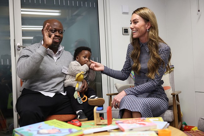 Lawatan Kate ke Anna Freud Centre turut menandai inisiatif baru yang berfokus pada pemenuhan dukungan bagi anak-anak sejak usia dini.Menurut situs resmi Royal Foundation, proyek tersebut bertujuan untuk “meningkatkan pengetahuan dan keterampilan petugas kesehatan serta para profesional yang bekerja bersama mereka dalam mendukung perkembangan sosial dan emosional anak pada tahap awal kehidupan.” (Foto: Geoff Pugh-WPA Pool/Getty Images)