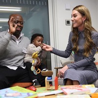 Lawatan Kate ke Anna Freud Centre turut menandai inisiatif baru yang berfokus pada pemenuhan dukungan bagi anak-anak sejak usia dini.Menurut situs resmi Royal Foundation, proyek tersebut bertujuan untuk “meningkatkan pengetahuan dan keterampilan petugas kesehatan serta para profesional yang bekerja bersama mereka dalam mendukung perkembangan sosial dan emosional anak pada tahap awal kehidupan.” (Foto: Geoff Pugh-WPA Pool/Getty Images)