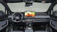 Interiornya punya pengaturan yang ramah keluarga. Ada material soft-touch, layar tengah 14,6 inci, panel instrumen 10,2 inci, serta Flyme Auto dengan integrasi ponsel dan navigasi online.  Foto: Doc. Geely