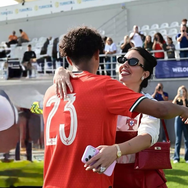 Gaya Georgina Rodriguez Jadi Suporter Anak Ronaldo, Harga Roknya Bikin Syok