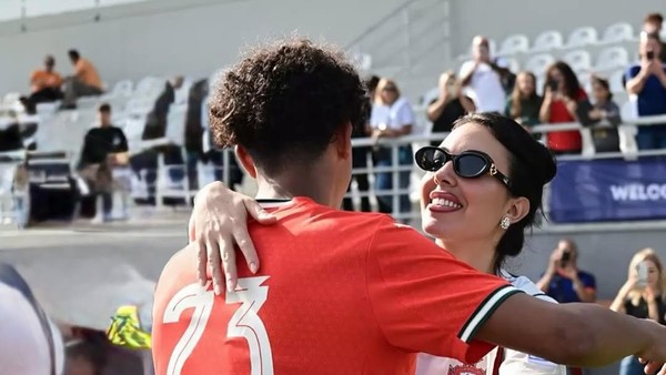 Gaya Georgina Rodriguez Jadi Suporter Anak Ronaldo, Harga Roknya Bikin Syok