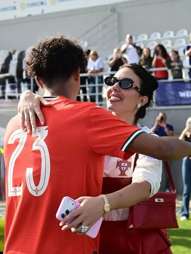 Gaya Georgina Rodriguez Jadi Suporter Anak Ronaldo, Harga Roknya Bikin Syok