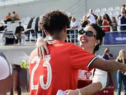 Gaya Georgina Rodriguez Jadi Suporter Anak Ronaldo, Harga Roknya Bikin Syok