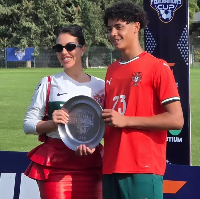 Georgina memamerkan momen dirinya terbang naik pesawat jet pribadi ke Arslan Zeki Demirci Sports Complex di distrik Manavgat, Provinsi Antalya, Turki demi menonton Cristiano Ronaldo Jr. debut untuk timnas Portugal U-16. Foto: Dok. Instagram Georgina Rodriguez