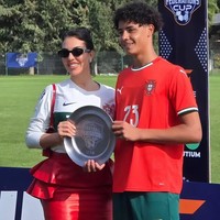 Georgina memamerkan momen dirinya terbang naik pesawat jet pribadi ke Arslan Zeki Demirci Sports Complex di distrik Manavgat, Provinsi Antalya, Turki demi menonton Cristiano Ronaldo Jr. debut untuk timnas Portugal U-16. Foto: Dok. Instagram Georgina Rodriguez