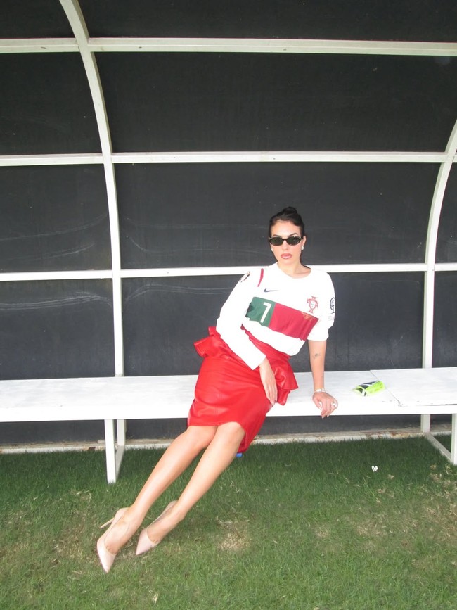 Georgina yang saat ini tinggal di Riyadh bersama Ronaldo dan anak-anaknya terbang ke Turki dengan membawa busana ‘soccer mom’ yang dipakainya saat menonton Cristiano Ronaldo Jr. bertanding. Foto: Dok. Instagram Georgina Rodriguez