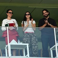 Mengutip dari situs resminya, rok Valentino yang dipakai Georgina Rodriguez saat menonton Cristiano Ronaldo Jr. bertanding melawan Turki ini dijual dengan harga US$ 6.700 atau sekitar Rp 112 juta. Foto: Dok. Instagram Georgina Rodriguez