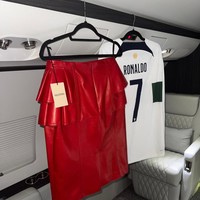 Busana tersebut adalah jersey bernomer punggung 7 yang merupakan milik Ronaldo. Dia memadukannya dengan rok merah dari brand Valentino. Foto: Dok. Instagram Georgina Rodriguez