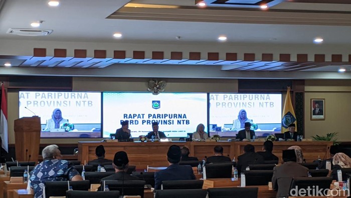 Gubernur NTB Lalu Muhamad Iqbal saat sambutan pada rapat paripurna pengesahan APBD 2026 bersama DPRD NTB, Jumat (28/11/2025). (Foto: Ahmad Viqi/detikBali).