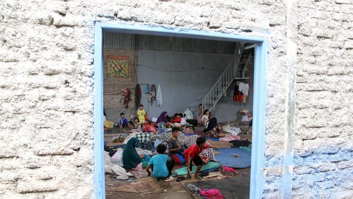 Warga terdampak banjir bandang mengungsi di gudang milik warga di Desa Sumuran, Kecamatan Batang Toru, Tapanuli Selatan, Sumatera Utara, Jumat (28/11/2025). BPBD Tapanuli Selatan mencatat sebanyak 300 lebih kepala keluarga mengungsi akibat banjir bandang yang terjadi pada Selasa (25/11/2025).ANTARA FOTO/Yudi Manar/YU