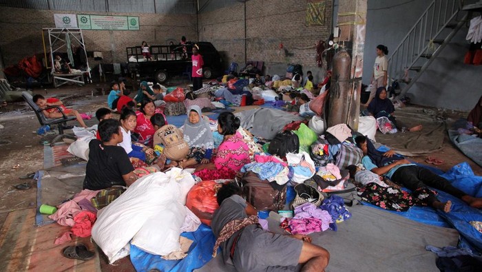 Warga terdampak banjir bandang mengungsi di gudang milik warga di Desa Sumuran, Kecamatan Batang Toru, Tapanuli Selatan, Sumatera Utara, Jumat (28/11/2025). BPBD Tapanuli Selatan mencatat sebanyak 300 lebih kepala keluarga mengungsi akibat banjir bandang yang terjadi pada Selasa (25/11/2025).ANTARA FOTO/Yudi Manar/YU