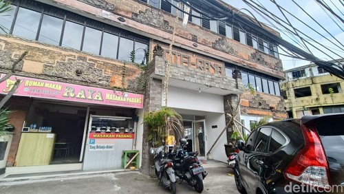 Hotel Raya tampak dari depan.