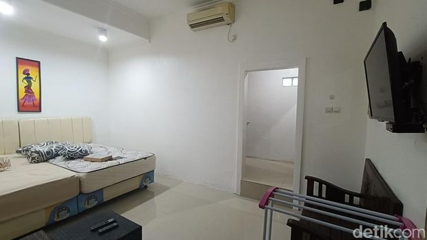 Tampilan salah satu kamar Hotel Raya di Jalan Hasanudin Nomor 51 Denpasar, Bali pada Kamis (27/11/2025).