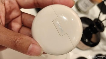 Huawei FreeBuds 7i membuat suara pengguna tetap bening berkat kombinasi 6-microphone dan bone conduction mic yang lengkap dengan AI Call Noise Cancellation, meredam gangguan suara hingga 90dB, sehingga percakapan lebih jelas di mana saja. Foto: Rachmatunnisa/detikINET