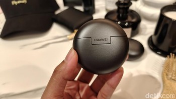 Desainnya unik, dengan bentuk yang halus, clean, dan ikonis khas seri ‘i’. Dibandingkan seri sebelumnya (FreeBuds 6i) yang oval, desain FreeBuds 7i mengusung bentuk case bulat. Foto: Rachmatunnisa/detikINET