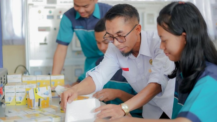 Ilustrasi guru dan siswa SMK, bengkel dan laboratorium vokasi.