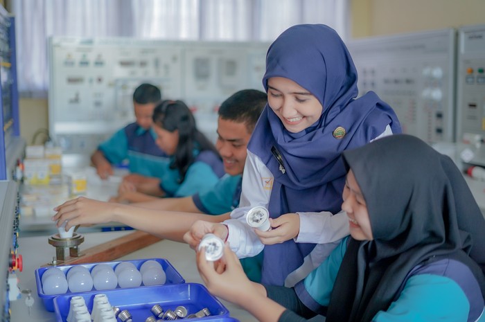 Ilustrasi guru dan siswa SMK, bengkel dan laboratorium vokasi.