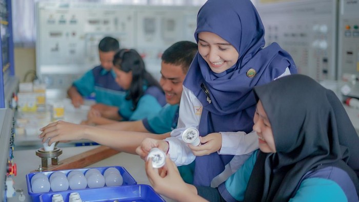 Ilustrasi guru dan siswa SMK, bengkel dan laboratorium vokasi.