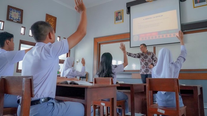 Ilustrasi guru mengajar di dalam dan luar kelas, ilustrasi siswa belajar.