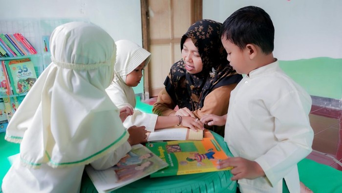 Ilustrasi guru PAUD, pendidik PAUD, mengajar anak PAUD.