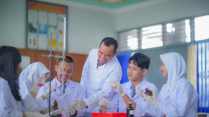 Ilustrasi guru mengajar di laboratorium sekolah, ilustrasi  siswa belajar saintek.