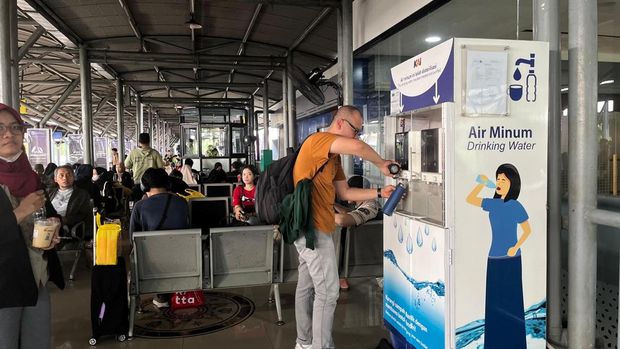 Ilustrasi penumpang menggunakan tumbler di area stasiun dan kereta.