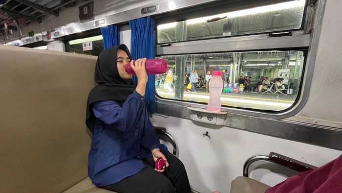 Ilustrasi penumpang menggunakan tumbler di area stasiun dan kereta.