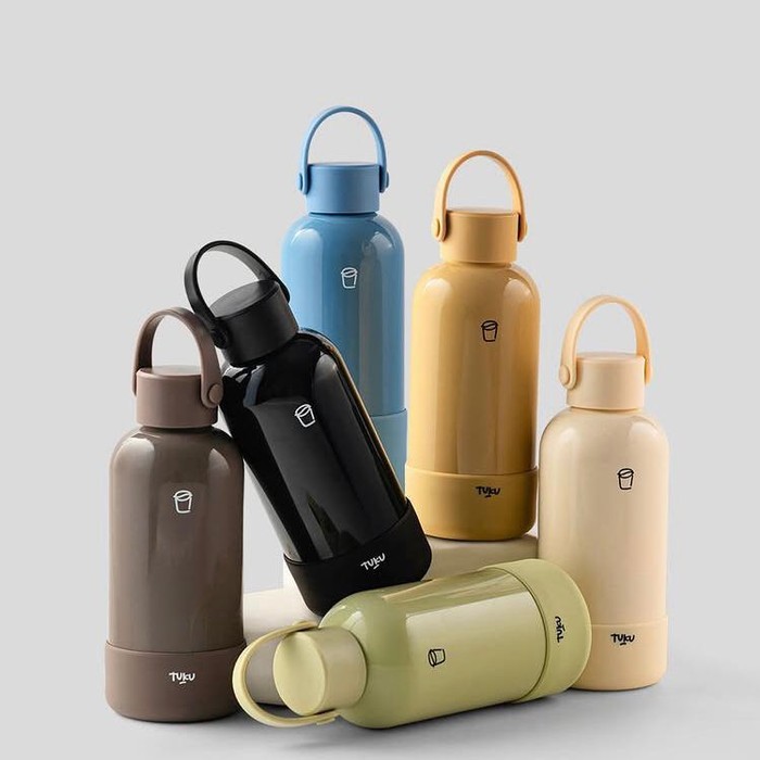 Ilustrasi tumbler Toko Kopi Tuku. (Instagram @tokoserbatuku)