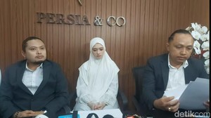 Inara Rusli tampil penuh haru saat meminta maaf atas kegaduhan yang ikut menyeret namanya. Foto: Ahsan/detikhot