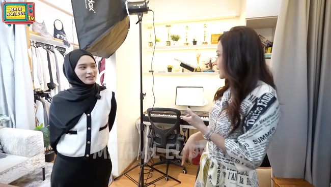 Ruangan tersebut juga dilengkapi dengan alat musik keyboard. Inara mengatakan bahwa sang putri, Starla, biasanya belajar bermain keyboard di situ. Foto: YouTube/MAIA ALELDUL TV