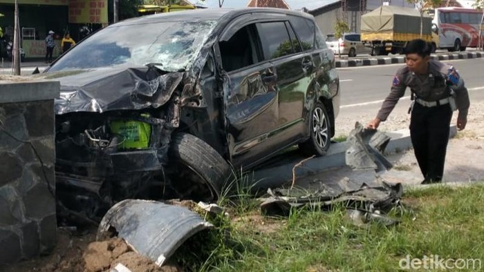 Penampakan Innova usai tabrak pagar koramil di Jognalan, Klaten, Jumat (28/11/2025).