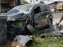 Innova Ngebut Tabrak Pagar Koramil di Klaten Sampai Ringsek