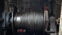 Kabel penarik diperiksa sebagai bagian dari prosedur keselamatan kapal. Komponen ini menjadi penopang utama saat kapal bermanuver di pelabuhan.