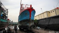 Pekerja melakukan perawatan pada kapal pengangkut cumi-cumi di Pelabuhan Muara Angke, Jakarta. Kapal yang baru beroperasi tiga bulan ini menjalani pengecekan rutin untuk menjaga keandalannya.