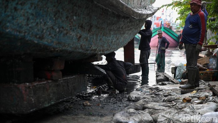 Pekerja melakukan perawatan pada kapal pengangkut cumi-cumi di Pelabuhan Muara Angke, Jumat (28/11/2025). Kapal yang baru beroperasi tiga bulan ini menjalani pengecekan rutin untuk menjaga keandalannya.