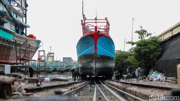 Intip Perawatan Kapal Pengangkut Cumi di Muara Angke