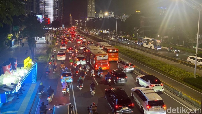 Jalan Sudirman macet malam ini (Wildan/detikcom).