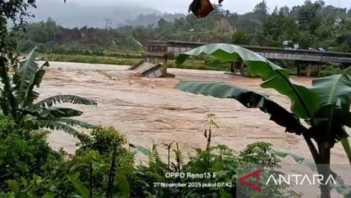 Jembatan Koto Buruak di Lubuak Aluang, Kabupaten Padang Pariaman, Sumatera Barat ambruk