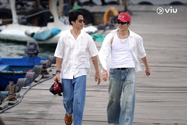 Dikta ikut serta menemani Ji Chang Wook dalam perjalanan menyeberangi lautan di atas kapal yacht. Foto: dok. Instagram @viuoriginalid