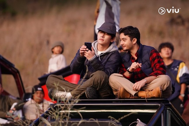 Tak ketinggalan, ia menikmati keindahan sunrise di Gunung Bromo bersama Bryan Domani. Perjalanan Ji Chang Wook touring Indonesia dapat disaksikan di variety show yang tayang mulai 28 November di Viu. Foto: dok. Instagram @viuoriginalid
